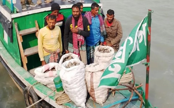সুন্দরবনে শামুক-ঝিনুকসহ আটজনকে আটক করা হয়েছে